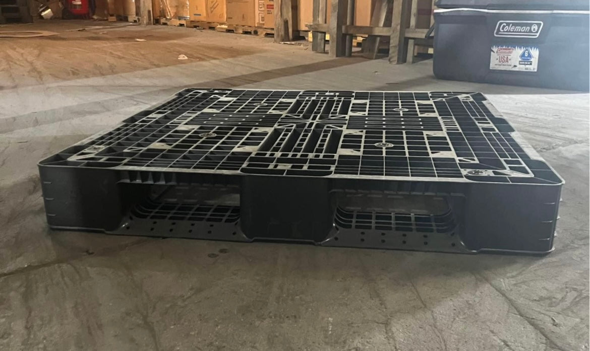 Used 43x43 Stackable Plastic Pallets